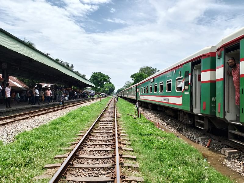 অবরোধে আটকা পড়া একটি আন্তনগর ট্রেন। আজ দুপুরে চট্টগ্রামের বটতলী রেলওয়ে স্টেশনে